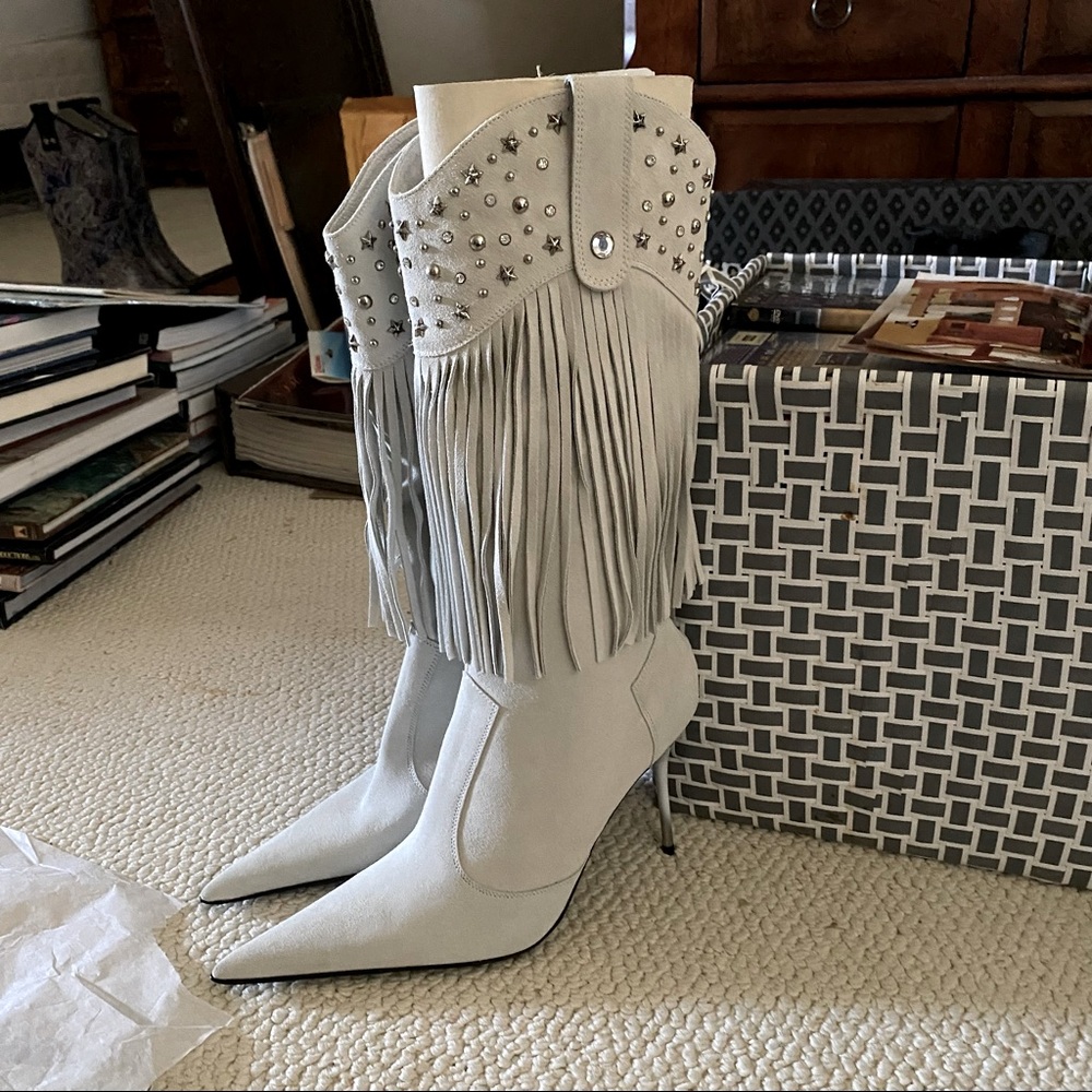 Suede Stilettos. OysterWhtSuese 3.5” hl Gorgeous! Runs narrow & not 4 lg calves